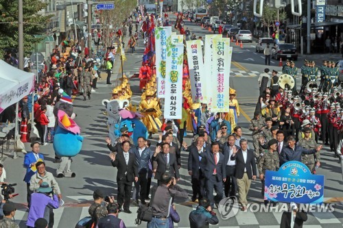 [카메라뉴스] 장관 이룬 홍천무궁화축제 시가행진