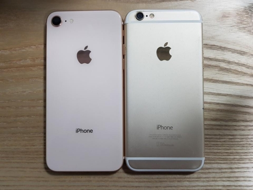 아이폰8(왼쪽)과 아이폰6 뒷면
