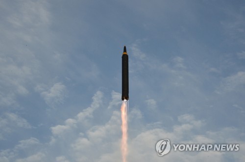 북한 화성-12형 발사 장면[연합뉴스 자료사진]