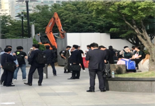 용산역 앞 광장에서 담배를 피우는 시민들 [서울 용산구 제공=연합뉴스]