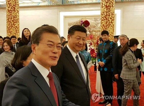 밝은 표정의 문 대통령과 시진핑 주석