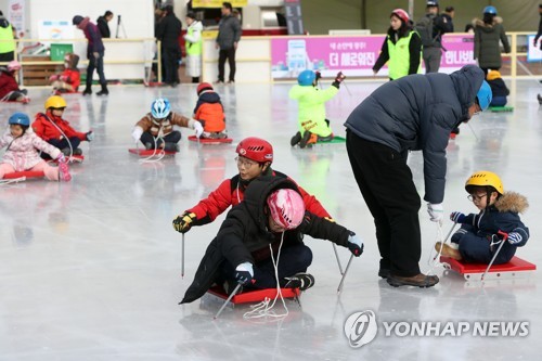 겨울아 반갑다…제철 맞은 전국 스키장·스케이트장 북적