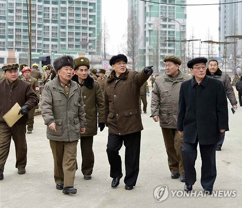 지난 2월 여명거리 건설현장 방문한 북한 박봉주 내각 총리