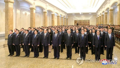 금수산태양궁전 참배하는 북한 간부들