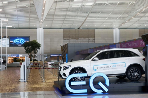 인천공항 제2여객터미널에 전시된 벤츠 전기차 브랜드 'EQ'와 GLC 350 e 4MATIC  