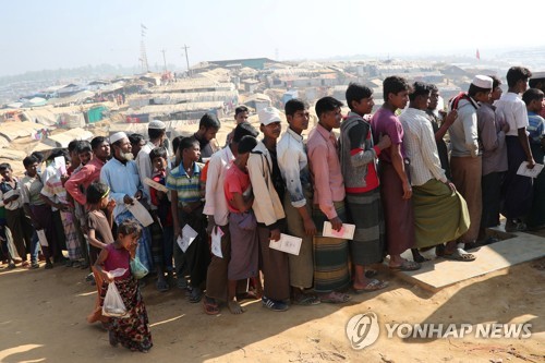식량 배급받으려 줄 선 로힝야족 난민들[로이터=연합뉴스]