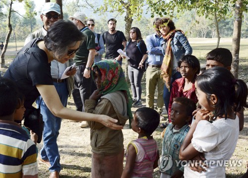 난민촌을 방문한 이양희 유엔 미얀마 인권 특별보고관(왼쪽)[AFP=연합뉴스]