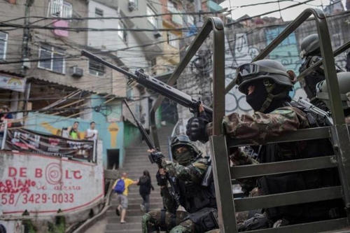 카니발 관광객 몰린 브라질 리우서 총격전…경찰관 2명 부상