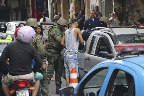 브라질 리우 카니발 총격전으로 얼룩…경찰관 5명 사상