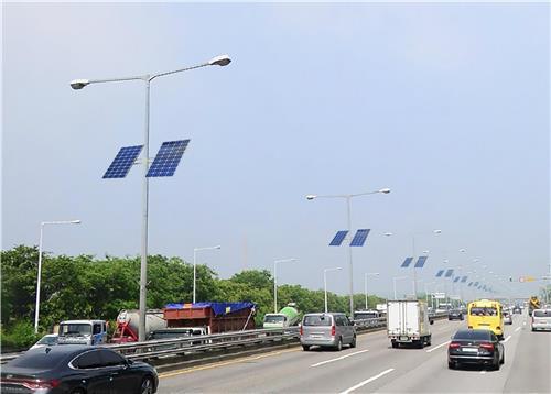 가로등에 설치한 태양광 패널