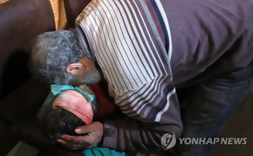 시리아 동구타 공습으로 숨진 아이를 붙들고 절규하는 남자