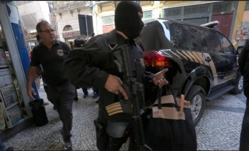 부패 용의자들의 사무실을 압수 수색 하는 브라질 연방경찰 [브라질 일간지 글로부]