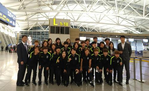 아시안컵 출국 전 파이팅하는 여자축구 대표팀 선수와 코치진