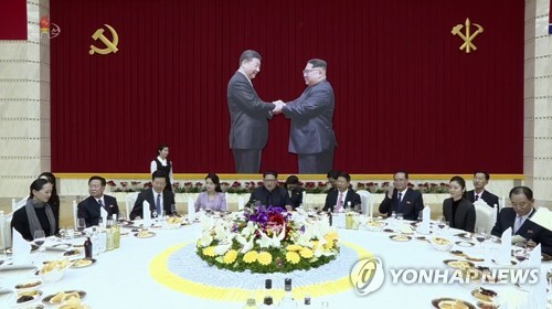 조선중앙TV, 김정은 부부 중국 예술단 환영연회 장면 공개