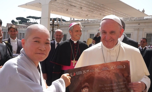기념촬영하는 대해 스님(좌)과 프란치스코 교황