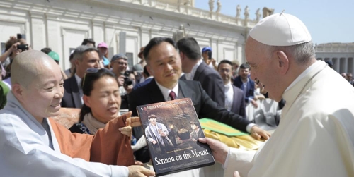 프란치스코 교황에게 영화 '산상수훈' 전달하는 대해 스님