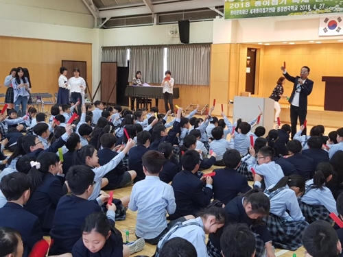 김영만 원장이 일본 동경한국학교에서 