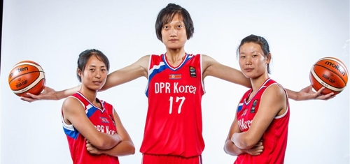 북한 여자 대표팀. 17번이 박진아.오른쪽이 로숙영. [FIBA 홈페이지 사진 캡처]