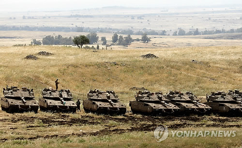 시리아 접경의 골란고원에 배치된 이스라엘군 탱크들[AFP=연합뉴스 자료사진]