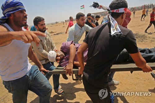 가자지구 시위대 부상자[AFP=연합뉴스]