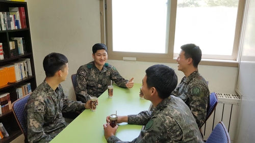 부대 장병들과 대화하는 김다드림 중위(왼쪽 위)