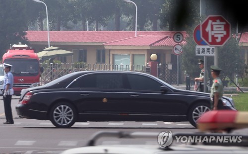 베이징 공항 빠져나가는 북한 고위급 전용차［베이징=연합뉴스］