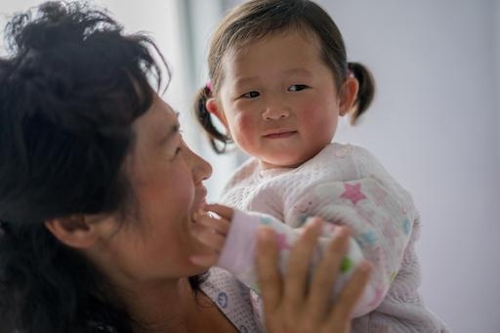 심한 설사병으로 영양실조 상태였다가 병원에서 치료받고 나은 북한 어린이와 엄마.