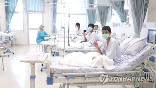 구조된 뒤 병원에서 회복 중인 태국 동굴소년들 / 연합뉴스