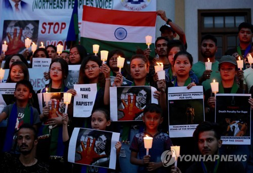 인도 시민들이 지난 4월 벵갈루루에서 아동 성폭행에 항의하는 시위를 벌이고 있다. / EPA=연합뉴스