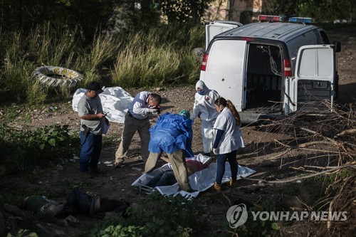 멕시코 경찰 살인사건 현장 조사 [AFP=연합뉴스 자료사진]