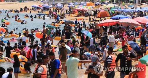 피서가 절정에 달한 5일 속초해수욕장에는 폭염을 피해 바다를 찾은 피서객들로 붐비고 있다. / 이하 연합뉴스