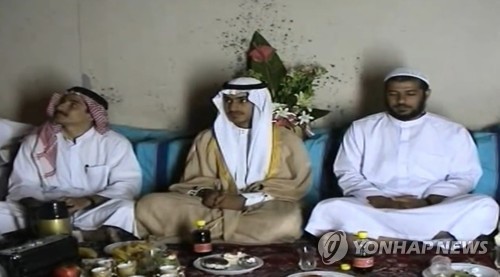 결혼식을 올리는 오사마 빈 라덴의 아들 함자 빈 라덴(가운데) / 이하 연합뉴스
