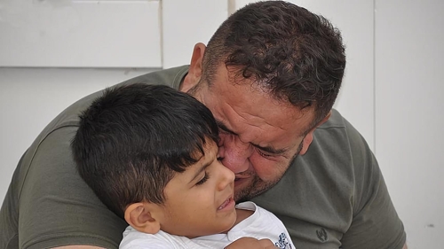 9일 보트 사고로 아내와 자녀 셋을 잃고 오열하는 이라크인 라하드와 어린 아들 / 이하 연합뉴스