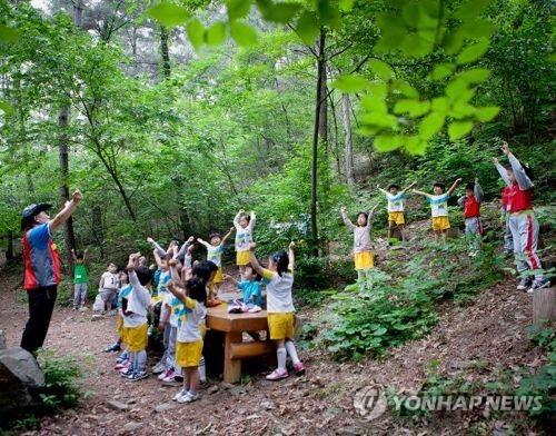 유아숲체험원 교육 모습 [산림청 제공=연합뉴스]