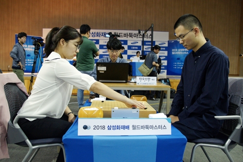 최정(왼쪽) 9단이 중국 타오신란을 꺾고 16강에 올랐다.[한국기원 제공=연합뉴스]