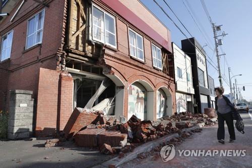일본 홋카이도에 강진이 발생한 6일 홋카이도 유후쓰군 한 건물이 파손돼 잔해가 뒹굴고 있다 / 연합뉴스