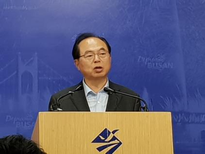 남북 교류협력 프로젝트 발표하는 오거돈 부산시장 