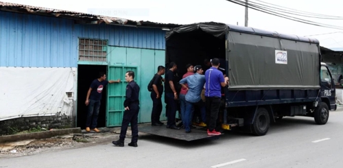 2018년 9월 18일 오후 말레이시아 경찰이 슬랑오르 주 숭아이 불로 지역의 한 외국인 상점에서 보관 중이던 주류를 압수하고 있다 / 뉴스트레이츠타임스 홈페이지 캡처-연합뉴스