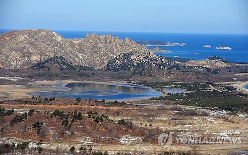 금강산 전망대서 바라본 북한지역 [연합뉴스 자료사진]