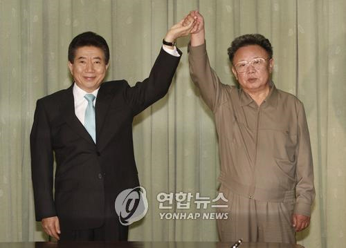 10.4선언에 서명한 노무현 전 대통령과 김정일 국방위원장