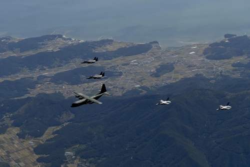 유해 호위하는 공군 F-15K 편대와 FA-50 편대