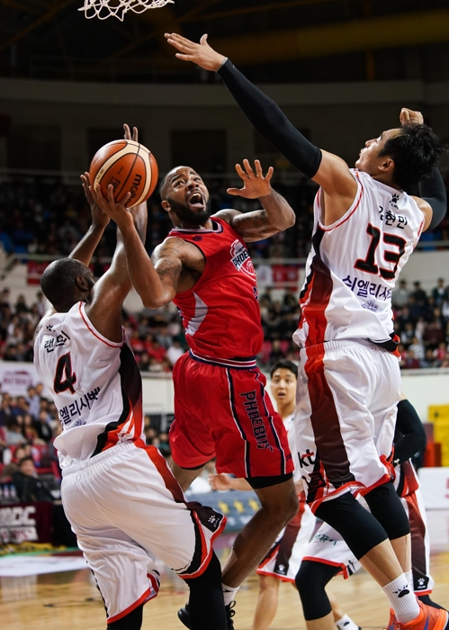 골 밑 공격을 시도하는 현대모비스 쇼터. [KBL 제공=연합뉴스]