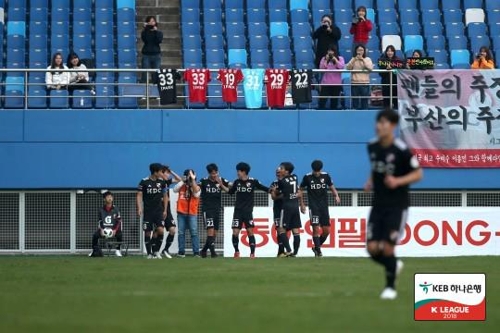 부산의 호물로가 대전전에서 득점 후 세리머니를 하고 있다.