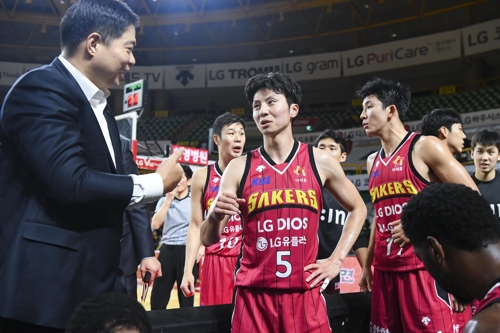 창원 LG 현주엽 감독(왼쪽)과 김시래. [KBL 제공=연합뉴스]