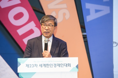 창원 세계한인경제인대회에서 특강하는 김동석 상임이사