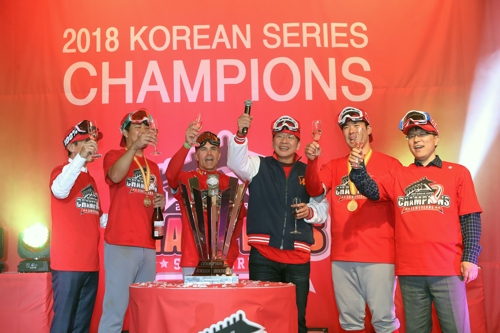 축승회에서 건배하는 SK 선수단 