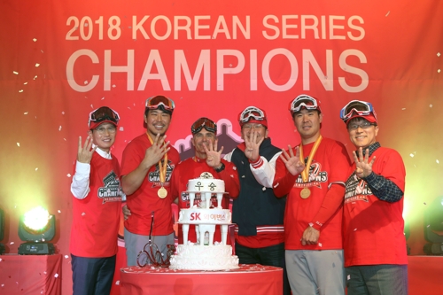 4번째 우승 자축하는 SK 선수단