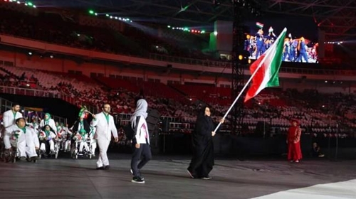 인도네시아 아시안 패러게임에서 이란 국기를 들고 입장하는 이란 기수