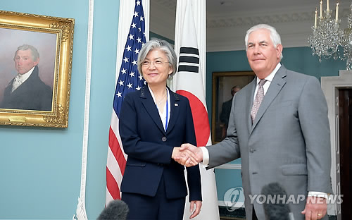 La canciller de Corea del Sur, Kang Kyung-wha (izda.), y el secretario de Estado de Estados Unidos, Rex Tillerson, posan ante la cámara, el 28 de junio de 2017 (hora local), antes de una reunión en el Departamento de Estado, en Washington.