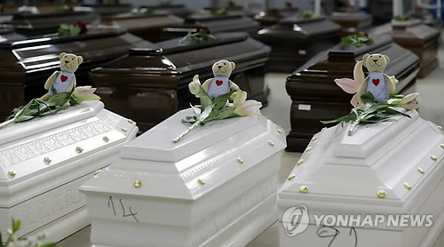 난민선 난파 희생자들의 관 (AP=연합뉴스)